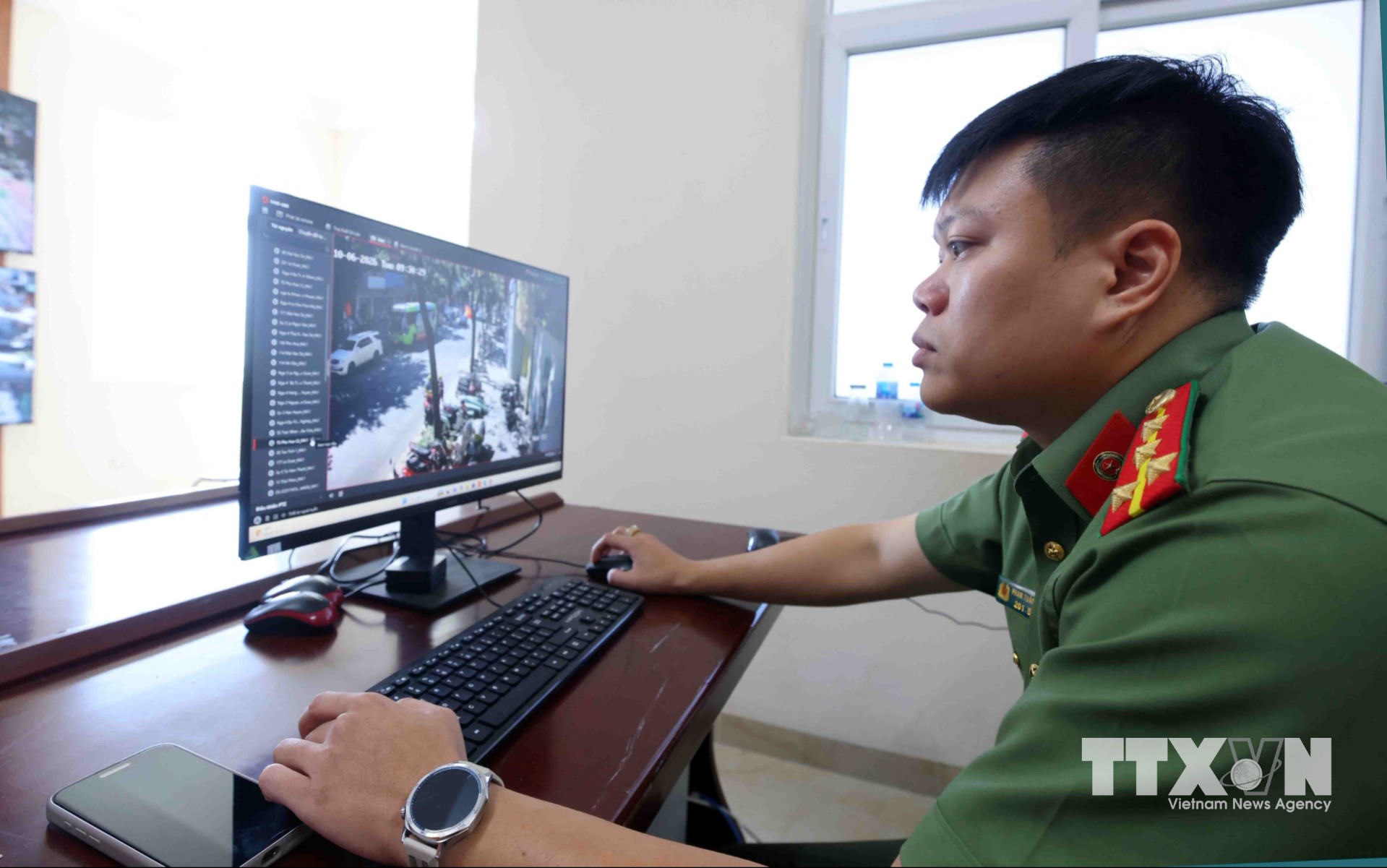 Cán bộ, chiến sĩ Công an phường Hai Bà Trưng ứng trực 24/24 tại Trung tâm giám sát Camera an ninh. (Ảnh: Phạm Kiên/TTXVN)
